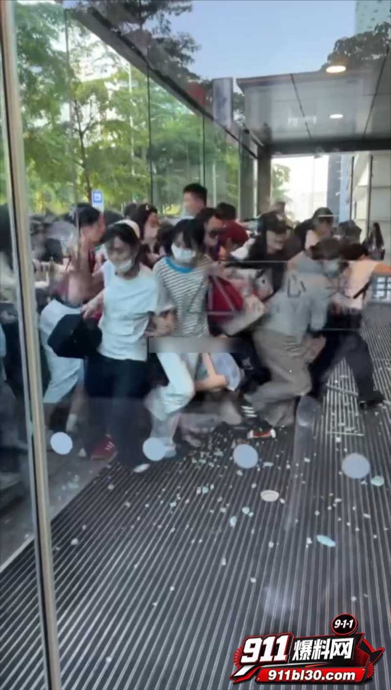 张凌赫狂热女粉丝挤碎玻璃门 6