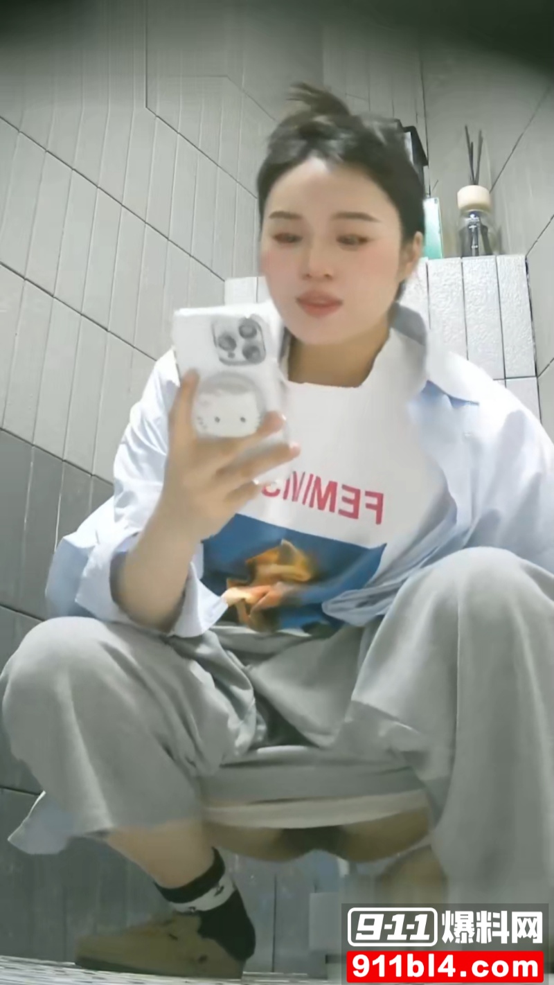 商场女厕偷拍 11