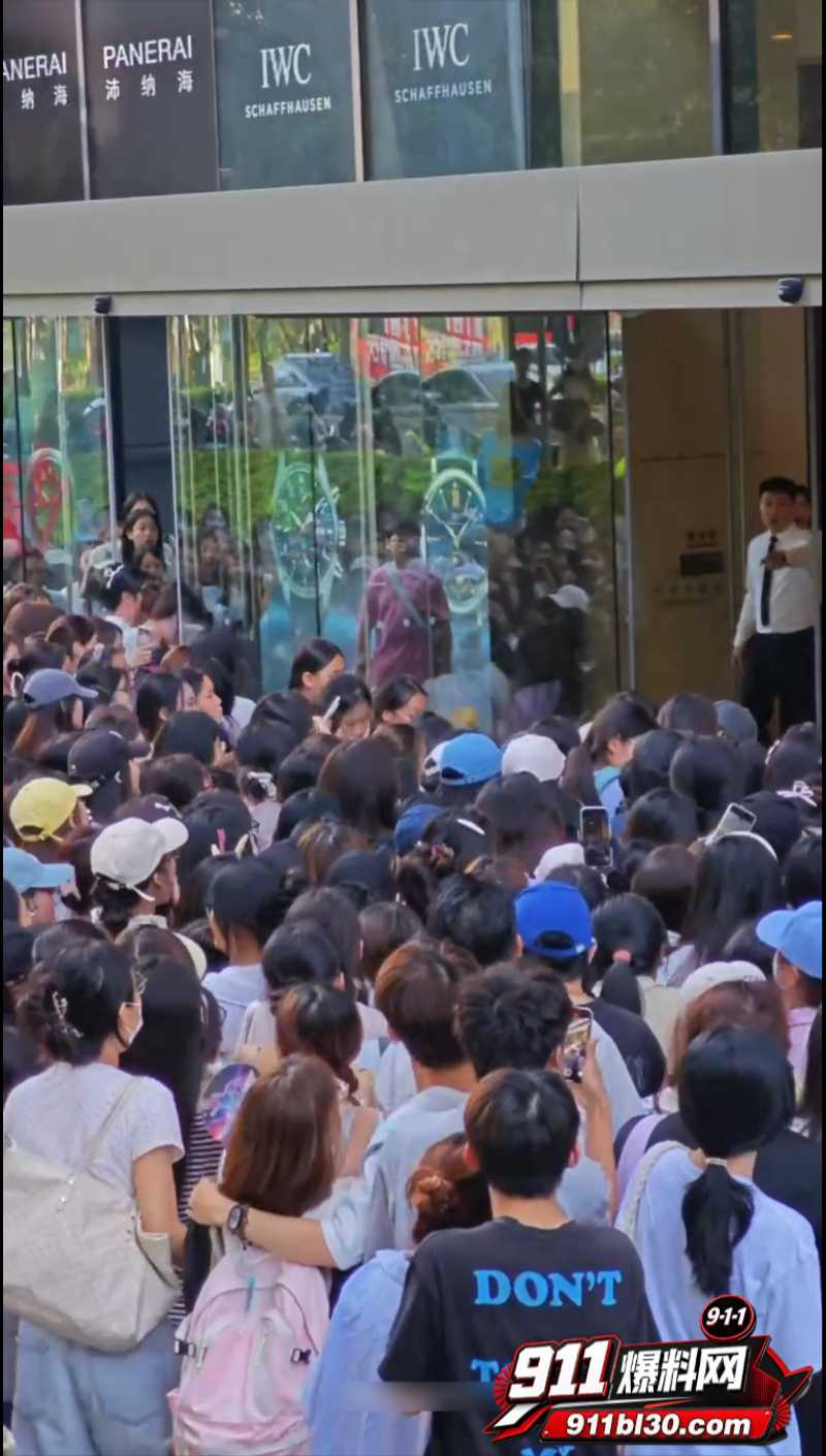 张凌赫狂热女粉丝挤碎玻璃门 1