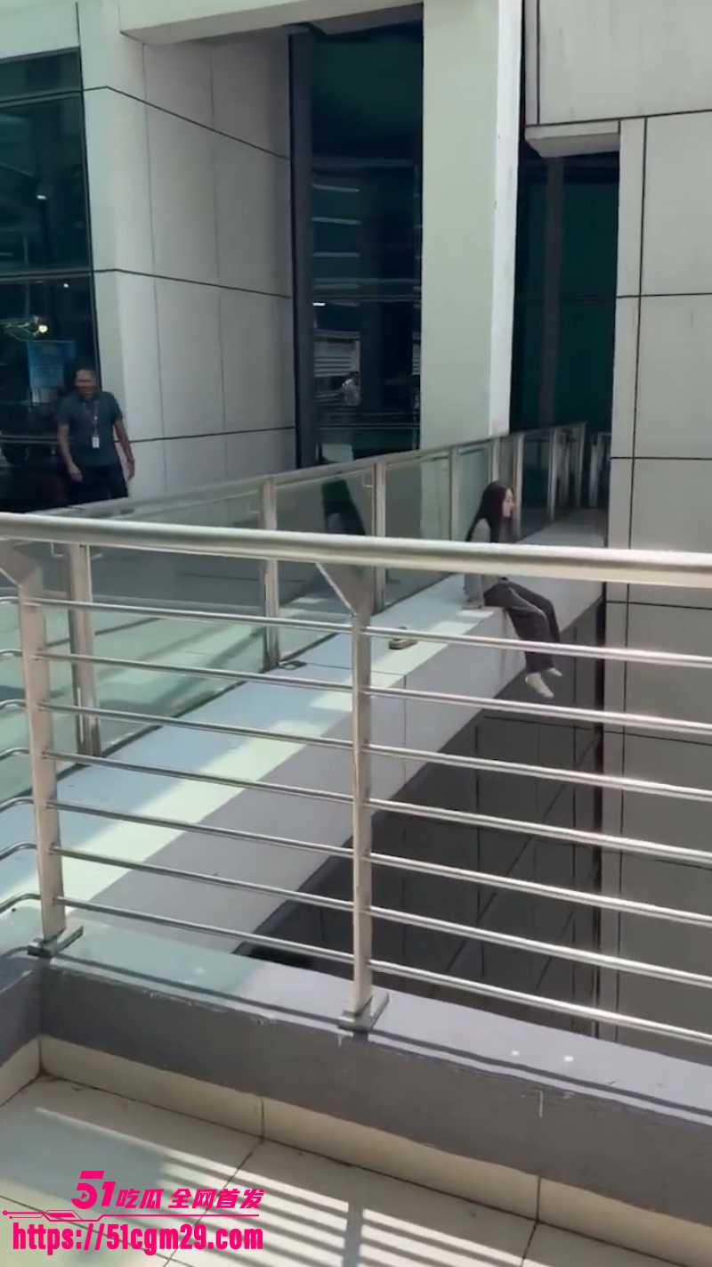 劳动节KLIA2惊魂 27岁中国女子在机场坠楼身亡 1